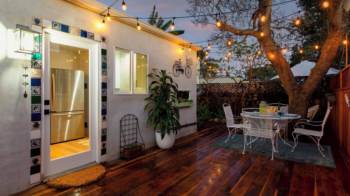 East Mesa House | Dreamy Beach Cottage with Jacuzzi and Sauna~ Walk to the Beach & Park