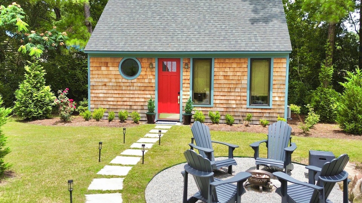 Wilmington Cottage | Dreamy Coastal Cottage w/King Bed~FirePit~Outdr Shower. 5 minutes to the Beach!