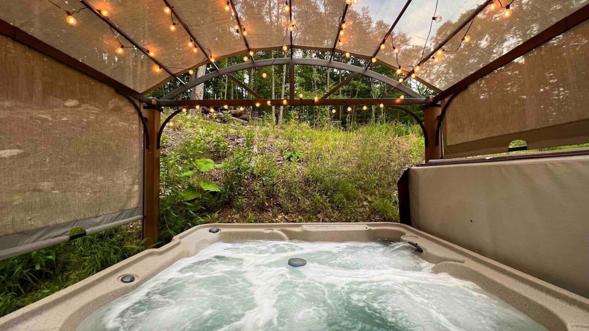 Luray Cabin | Dreamy Couples Cabin w/Hot Tub & Fire pit