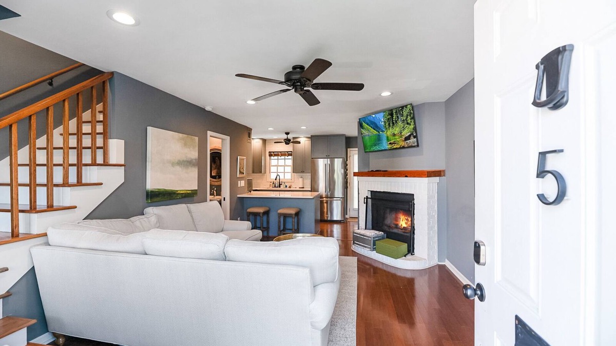 Charleston Historic District House | Dreamy Downtown Condo, Near Meeting St & Broad St