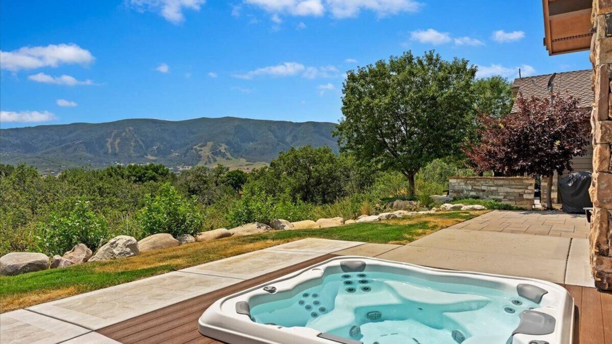 Wolf Creek House | Dreamy one level 3 bedroom home with hot tub!