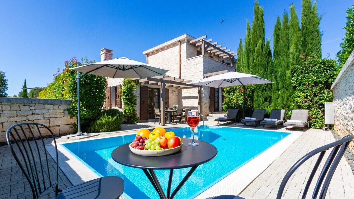 Liznjan Villa | Dreamy place Zahara surrounded by lovely greenery and Mediterranean herbs