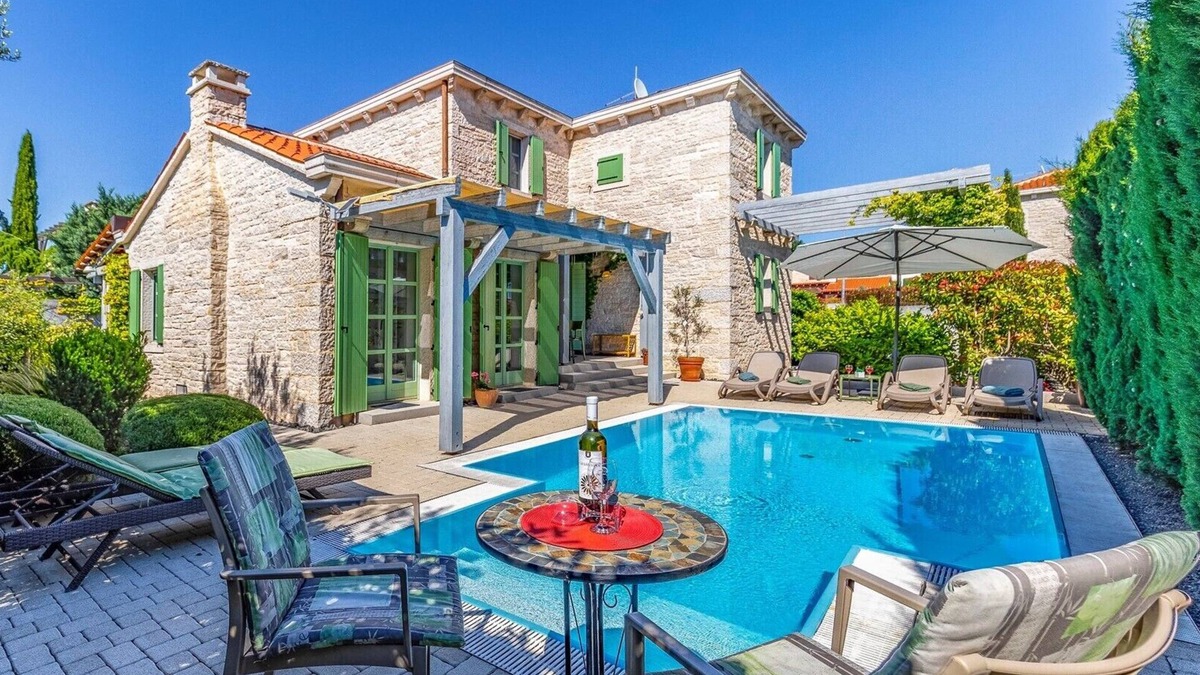 Liznjan Villa | Dreamy place Zelda surrounded by lovely greenery and Mediterranean herbs