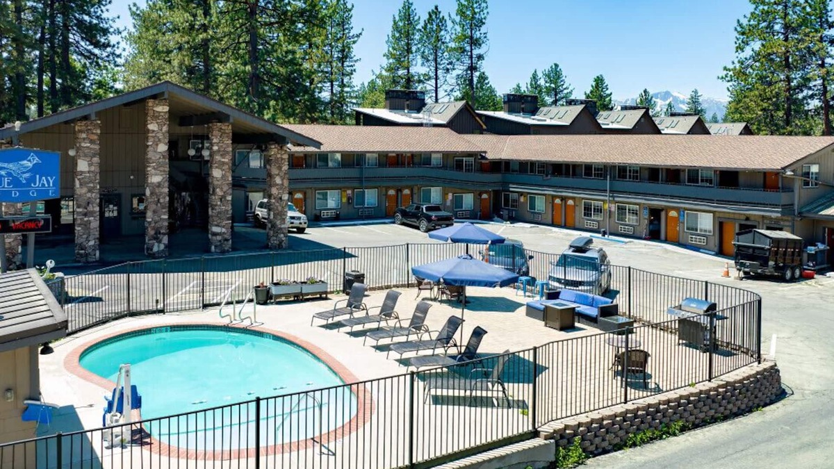 Lakeside Park Hotel | Dreamy Queen Bed Getaway on Stateline - Blue Jay Lodge