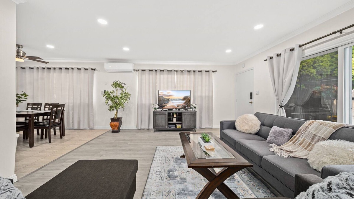 Alhambra House | Dreamy & Relaxing Gem ~ 12mins to DT LA ~ Backyard