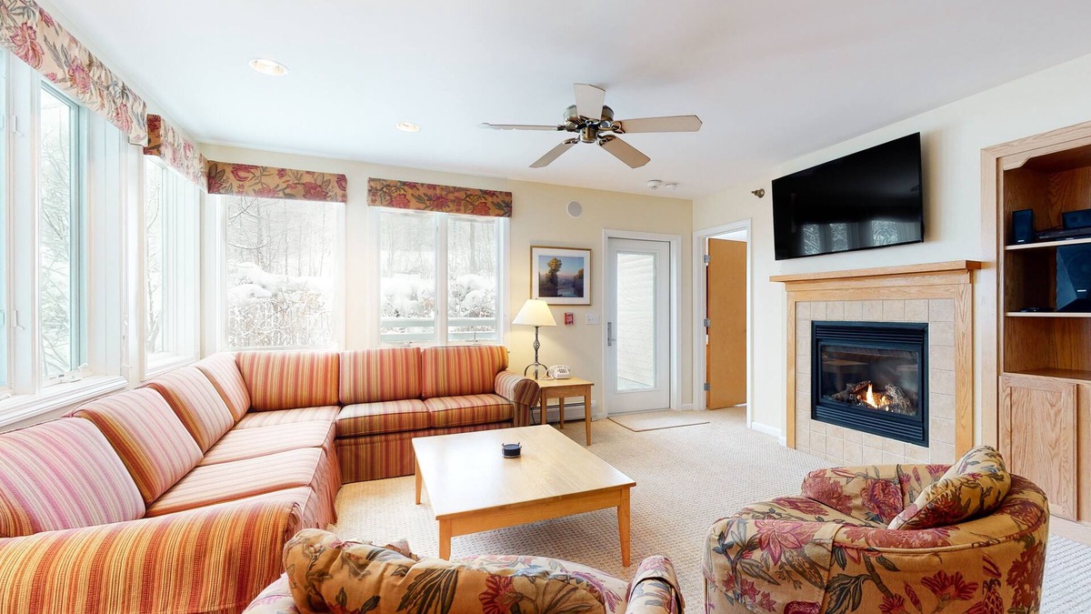 Jeffersonville Condo | Dreamy Ski-In/Ski-Out Condo at Smugglers’ Notch w/Shared Pool