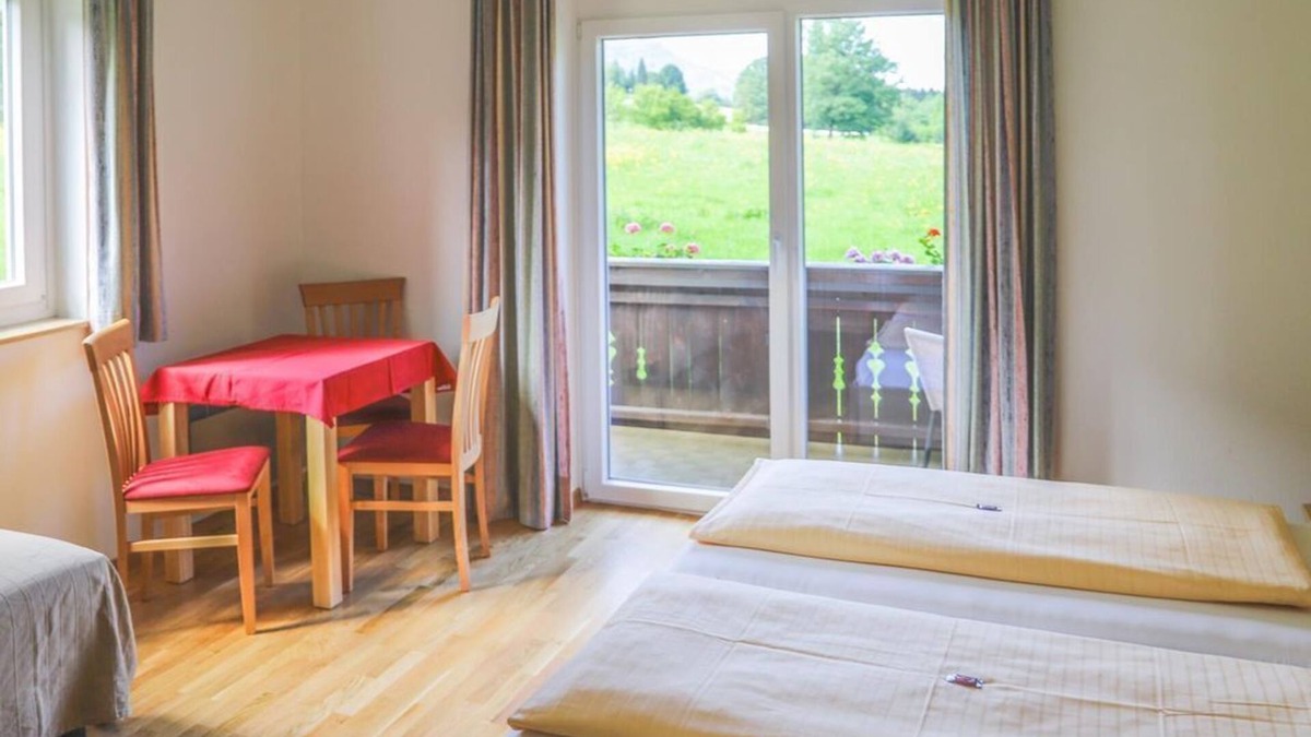 Rappitsch Bed & Breakfast | Dreibettzimmer mit Balkon und Seeblick - Pension Strauß