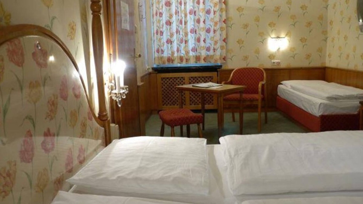 Elisabeth-Vorstadt House | Dreibettzimmer mit Dusche od. Bad, WC - Hohenstauffen, Hotel