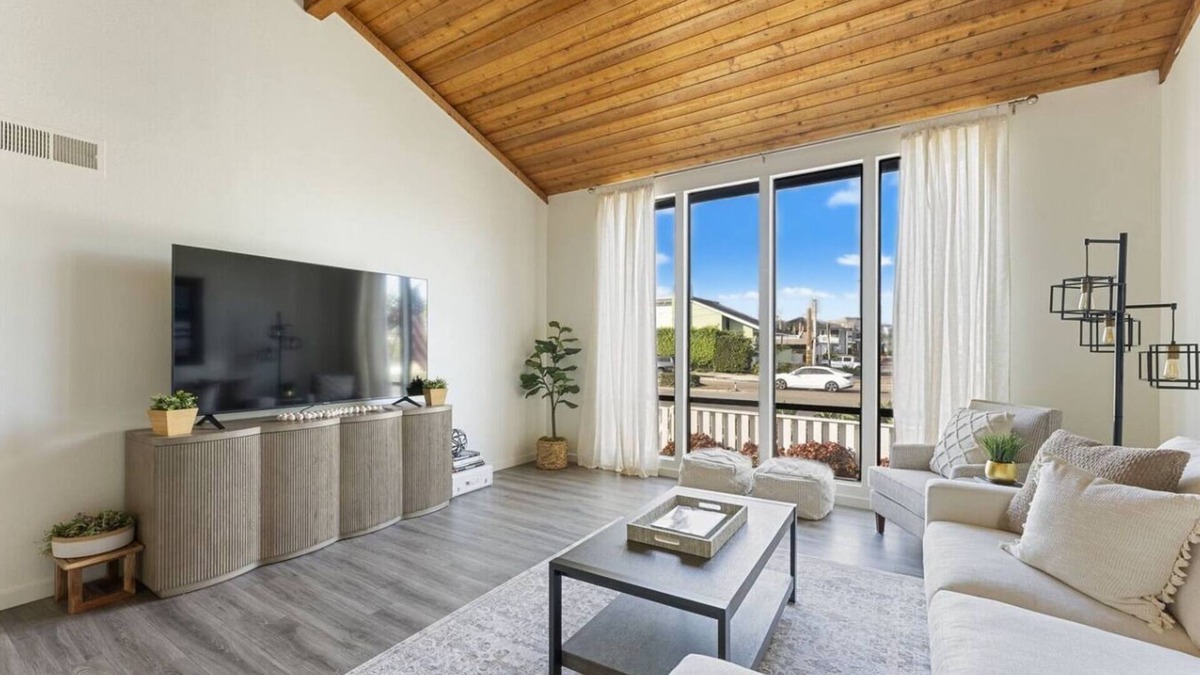 Del Mar House | Driftwood By The Sea - 2 minute walk to the beach!