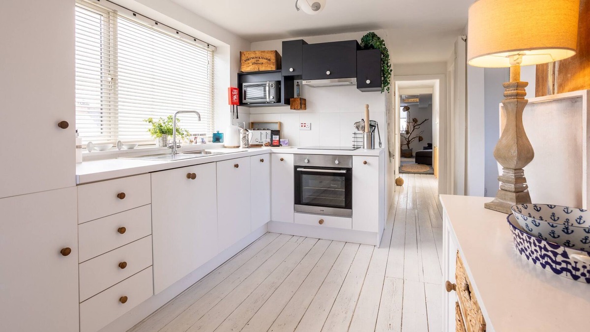 Rhosneigr Cottage | Driftwood : Pet‑Friendly Seaside Home in Rhosneigr | Managed by Anglesey Holiday Lettings