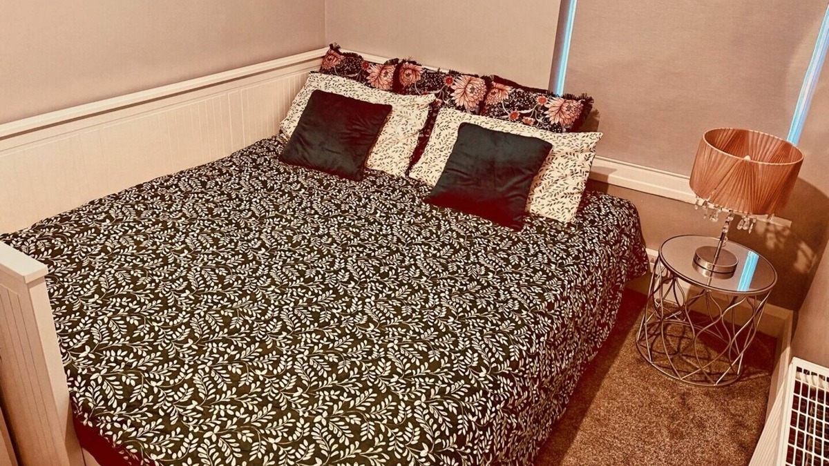 Drogheda House | Drogheda Comfort Double Room + Extra Mattress, Near Centre City