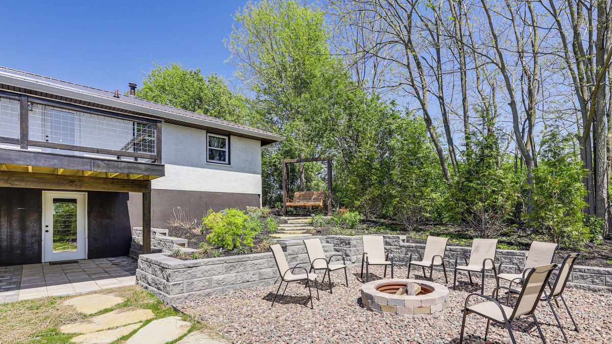 Dry Ridge House | Dry Ridge Farmhouse w/Hot Tub + Game Room!