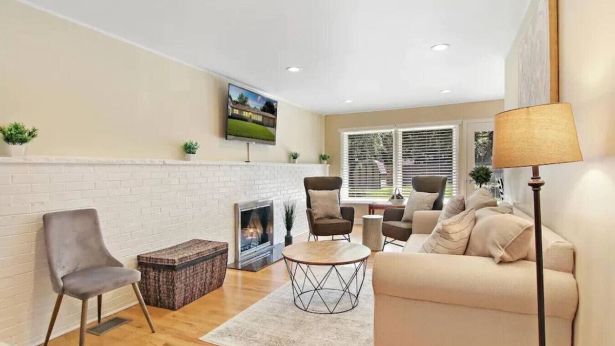 Libertyville House | DT Libertyville home w/2 Fireplaces by Navy Base!