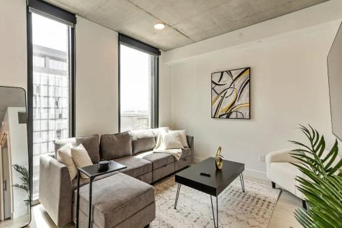 Rio Grande Apartment | DT SLC Rooftop Pool Hot Tub King Bed Parking