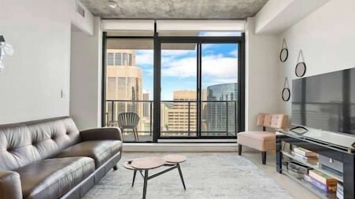 Beltline Apartment | DT Views | Pool | Gym | AC | Mins to Saddledome