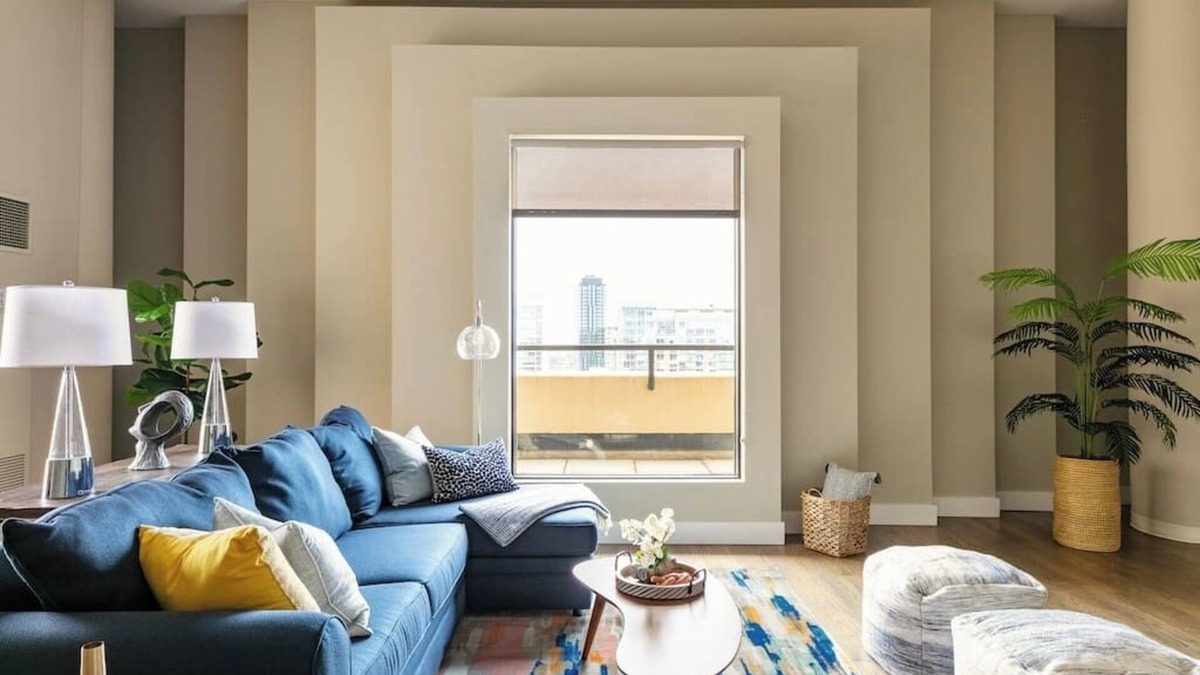 The Loop Condo | DTown Penthouse 2bd +Parking, Gym, Pvt Patio, Pool