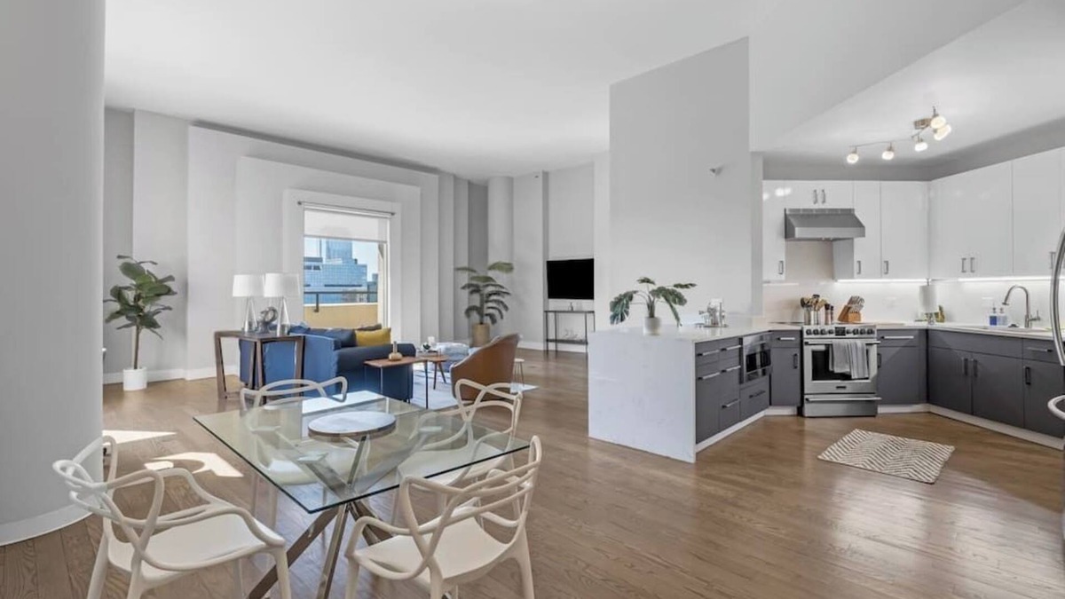 The Loop Condo | DTown Penthouse - 4bd/4ba (+Parking + Gym + Pool)
