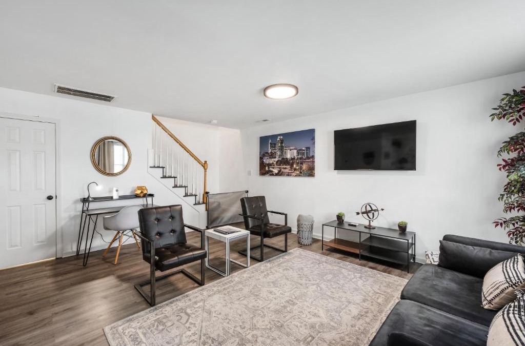 Downtown Apartment | DTPrivacy*KidsFriendly*PetFriendly*300M*Walkable