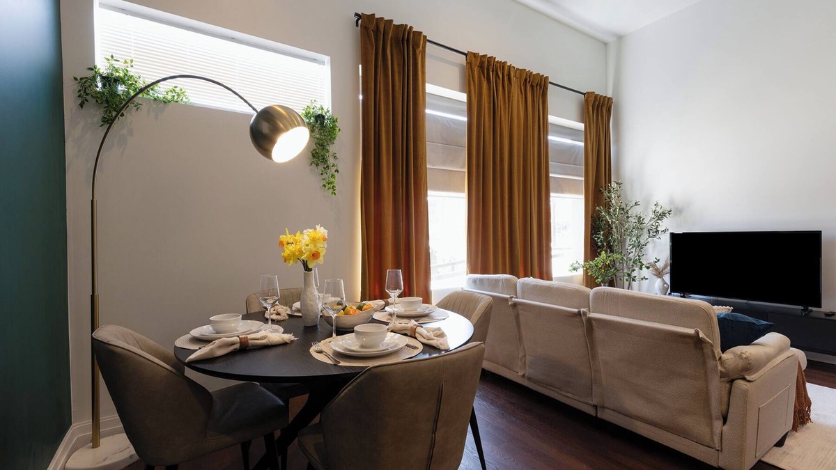 Downtown Apartment | DTWN I Near Yale I King Beds I Free Parking I Gym I Free Coffee I Pets Welcome!