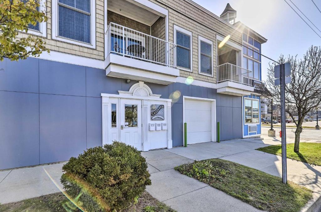Ludington Apartment | Dtwn Ludington Condo Balcony, Walk To Beach!