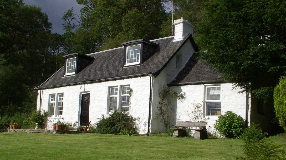 Kilcreggan Cottage | Dubh Loch Cottage on the banks of Loch Lomond. Large garden. EV charging point
