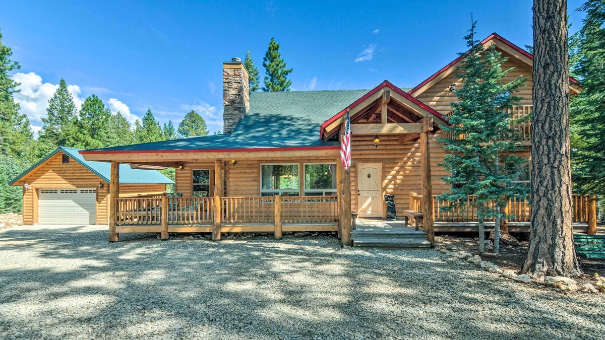 Meadow View Heights Cabin | Duck Creek Village Cabin: Hike, Ski, & Bike!