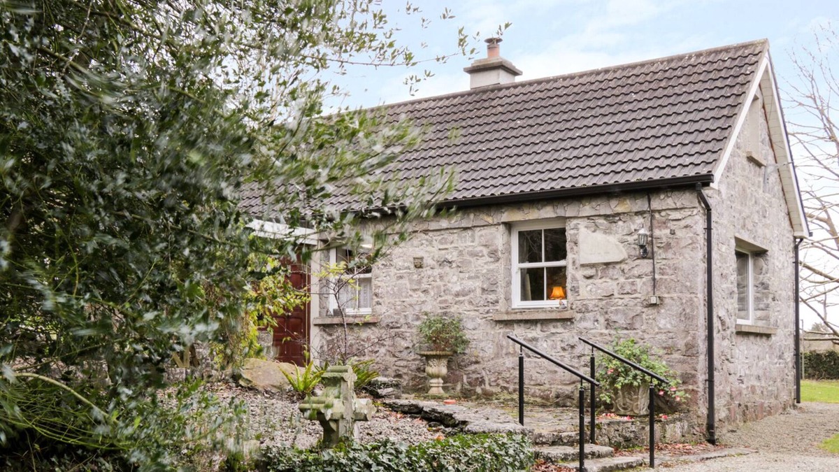 Oughterard Cottage | DUN NA RON, family friendly in Oughterard, County Galway