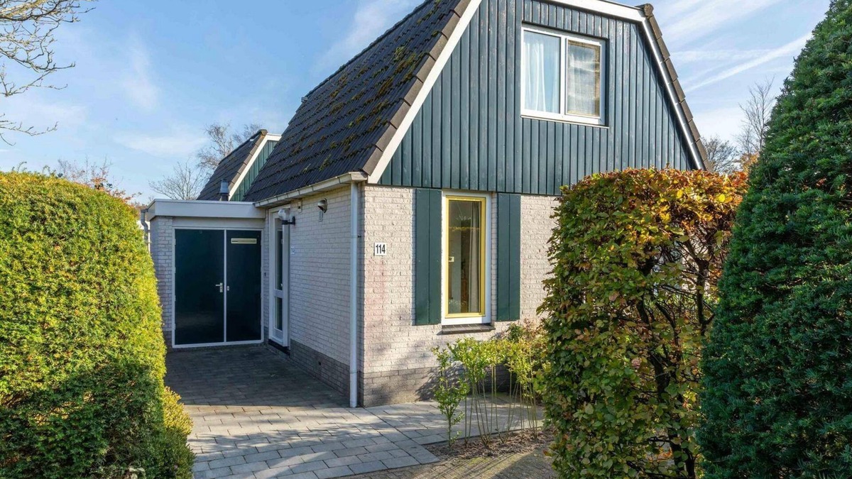 Egmond-Binnen House | Dune Bungalow directly against the dunes for 6 persons. Holiday home, large family, warm interior, Walking in nature, cycling to the beach. Egmond.