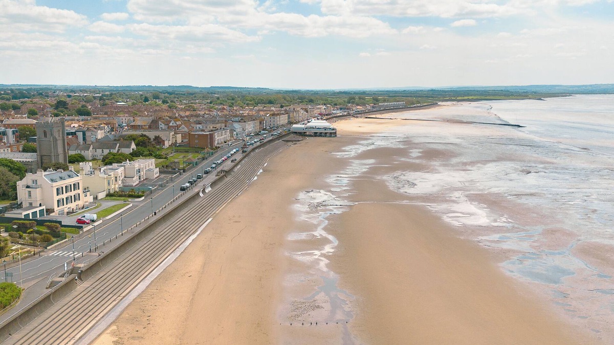 Burnham-on-Sea Apartment | Duneside - 2 Bedroom Seafront Apartment - Burnham on Sea - Free Parking Sleeps 6