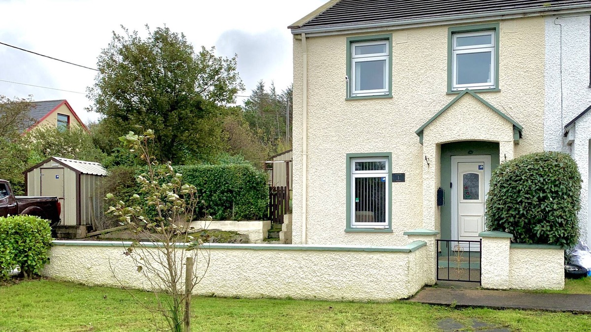 Dungloe House | Dungloe, Wild Atlantic Way, WiFi, Walking Distance, Heckert House, Quay Road Vacation Home