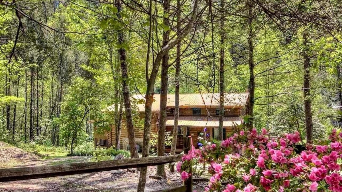 Sevierville Cabin | Dunn's Creek Hideaway 3 Bedroom Cabin by RedAwning