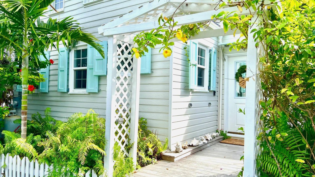Hope Town House | Dunwanderin-Historic Cottage in the Heart of Hope Town w/dock