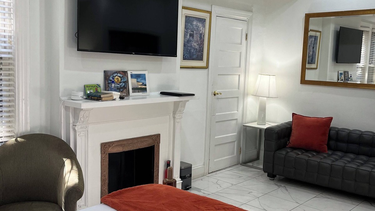 Columbia Heights Apartment | Duplex 2-Bdrms, 1-Den, 2-Baths & 2 Miles North Of The White House