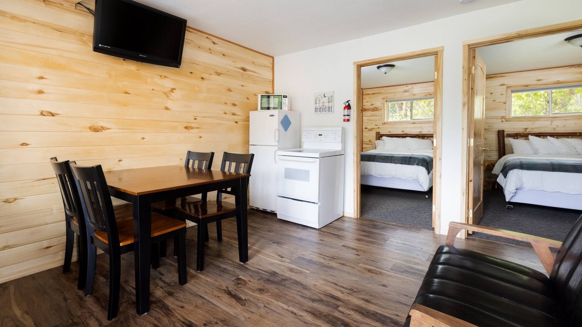 Whitefish Resort | Duplex 2 Queen Bedroom Full Bath Full Kitchen 10 Minutes from West Glacier Park!