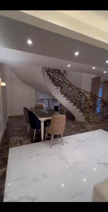Al Duqqi Apartment | Duplex 5 Bed Room