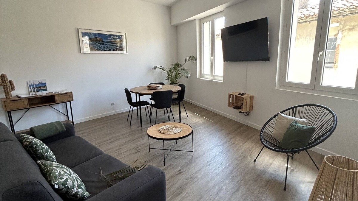 Cassis Apartment | Duplex apartment in the heart of Cassis village