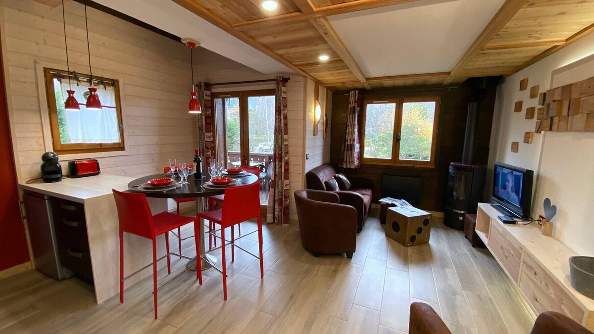 Les Praz-de-Chamonix Apartment | Duplex chalet with wood stove, parking and WiFi