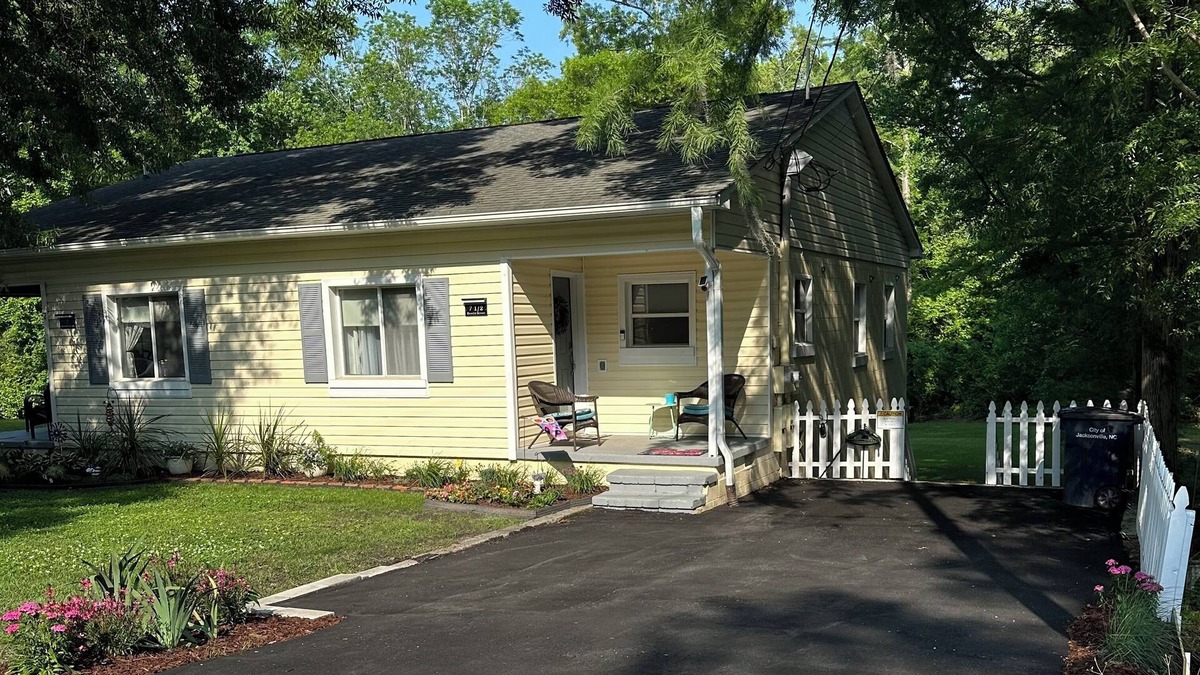Jacksonville House | Duplex delight w/gators & coffee