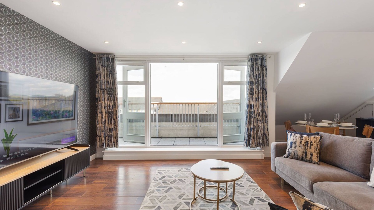 Hillingdon Apartment | Duplex Flat near Heathrow