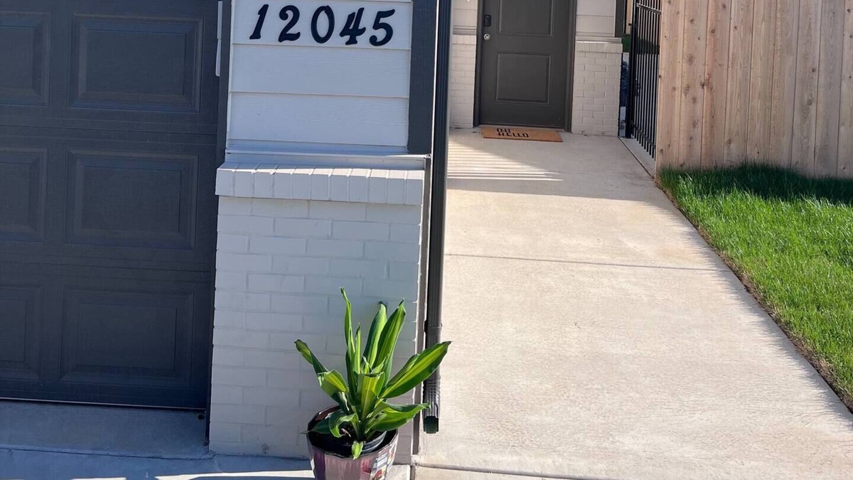 Wichita Apartment | Duplex just minutes from the airport, zoo, shopping and dining