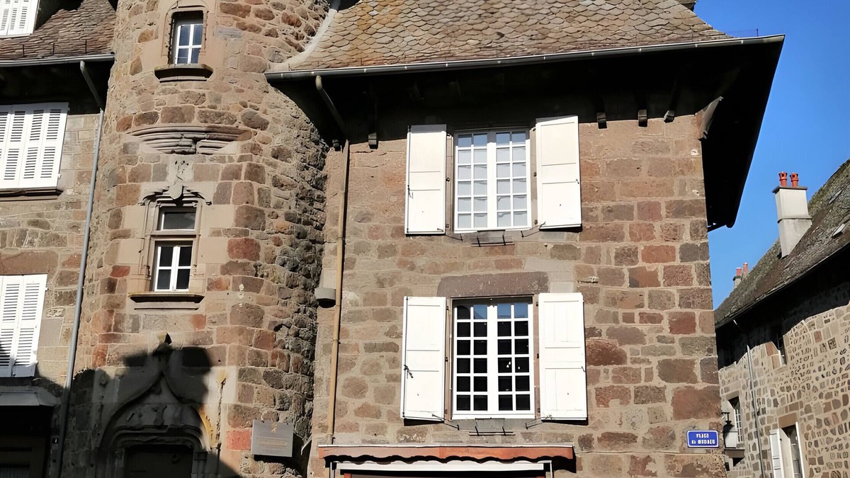 Vic-sur-Cere House | Duplex of the House Known as the Princes of Monaco