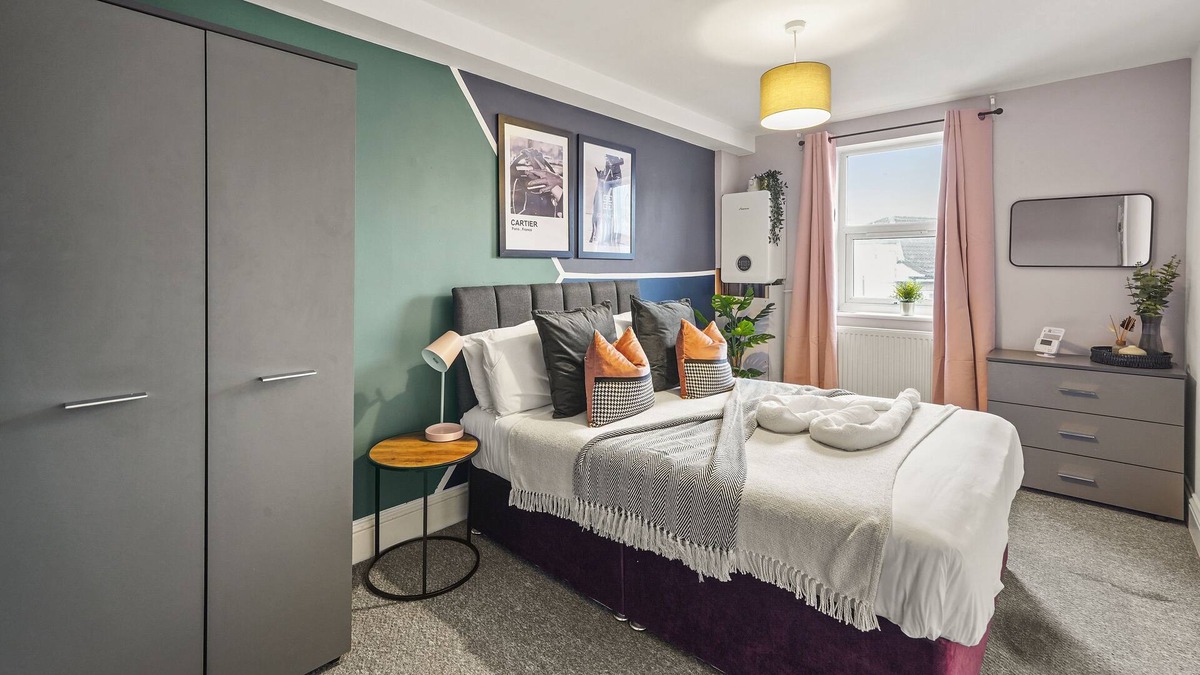 Bristol City Centre Apartment | Duplex! Penthouse! Private Rooftop! Location!