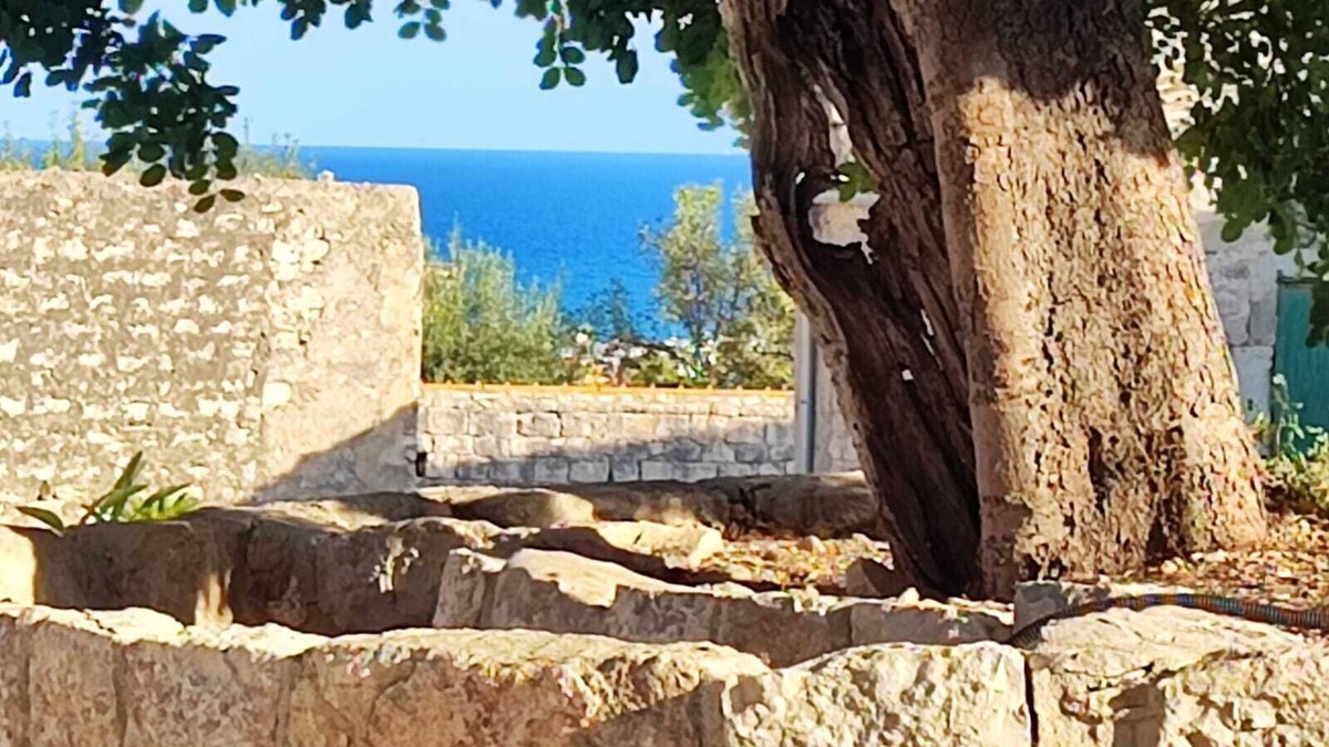 Pozzallo House | Duplex suite with balcony overlooking the sea, countryside and city. Kitchenette.