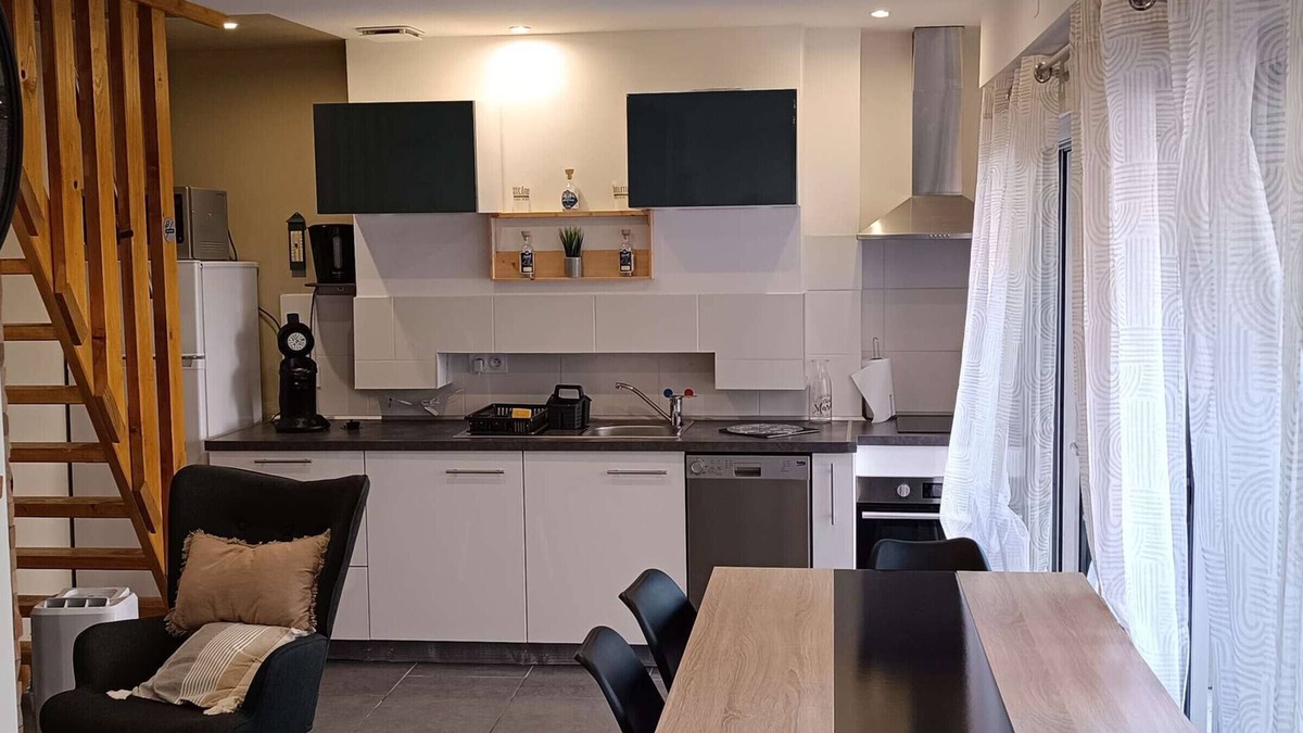 Esquieze-Sere House | Duplex T3 Calme avec Terrasse, Proche Thermes, 2 Chambres, Wifi Gratuit, Parking, Non Fumeur.