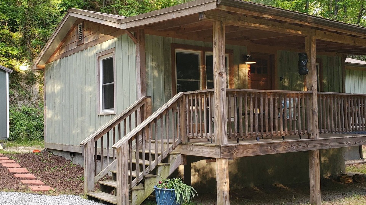 Hendersonville House | DuPont Cottage - Bike to DuPont!