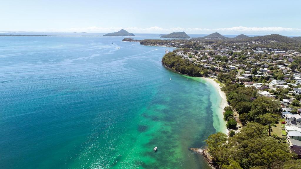 Nelson Bay Hotel | Dutchies Motel Nelson Bay & Dutchmans Beach Apartments
