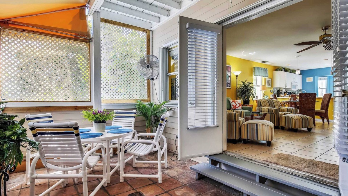 Old Town Cottage | Duval Sea Turtle by Avantstay Great Location Close to Shops Shared Pool!