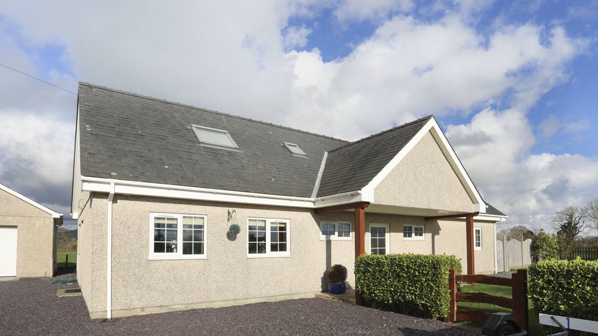 Rhyd-y-clafdy Cottage | DWYROS, family friendly, with open fire in Pwllheli