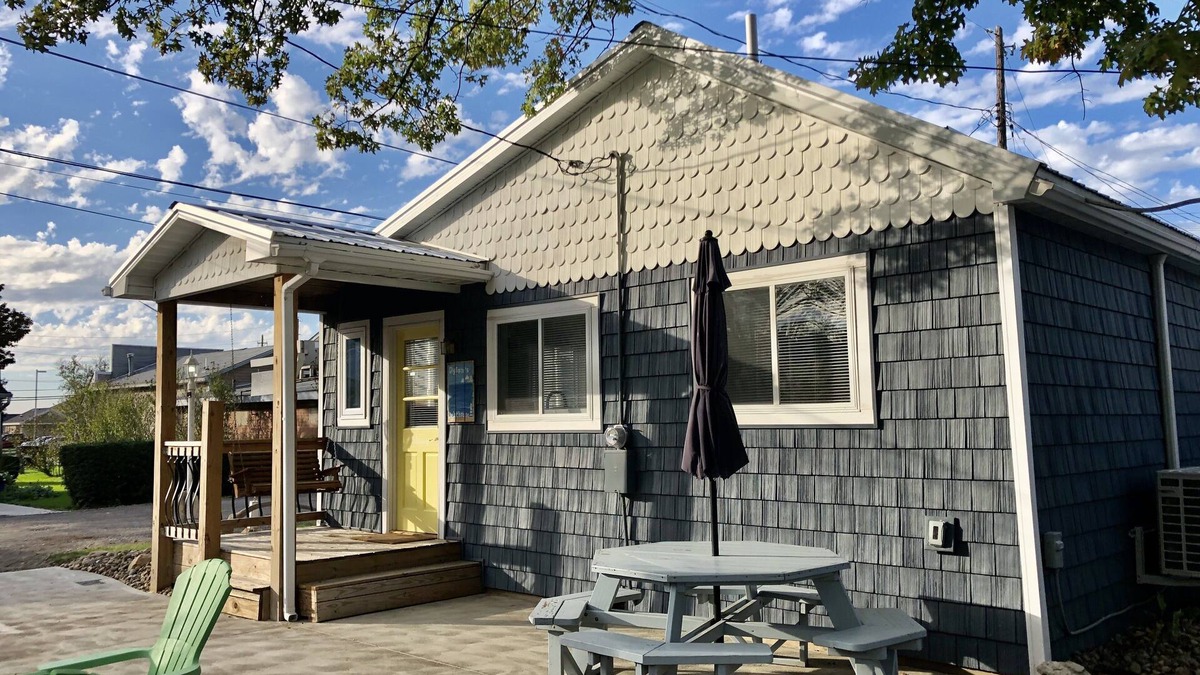 Geneva-on-the-Lake Cottage | Dylan’s Lighthouse is a beautiful newly remodeled 2 bedroom cottage.
