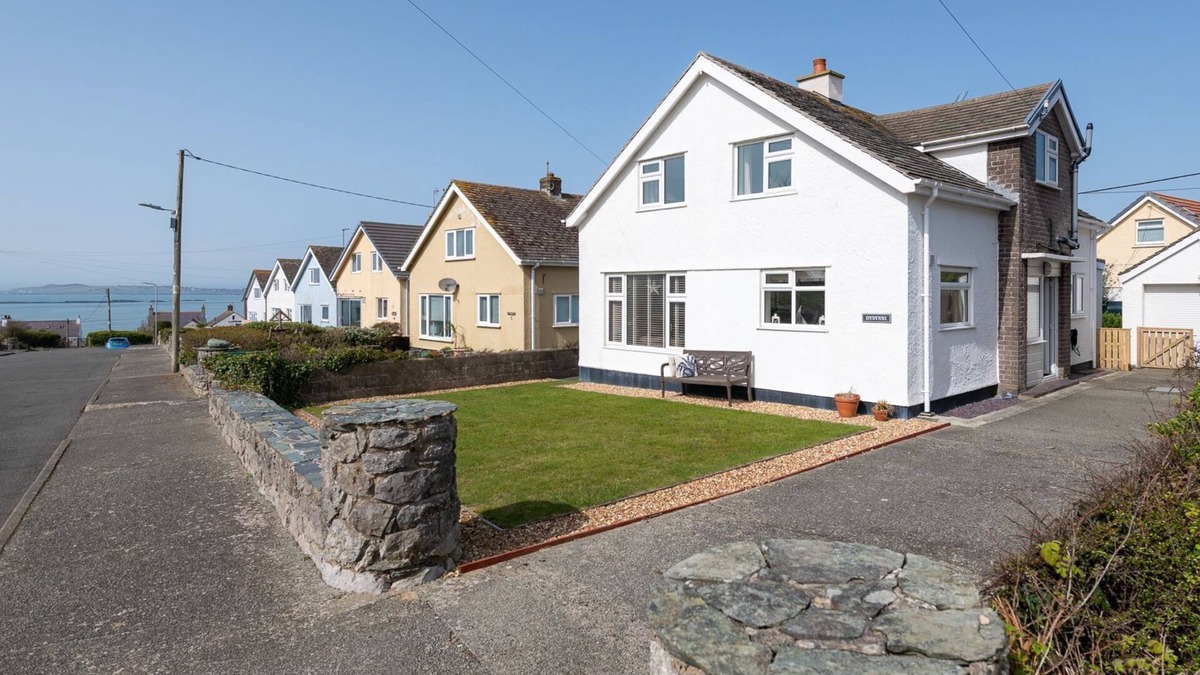 Rhosneigr Cottage | Dysynni : Modern Family Home in Rhosneigr | Managed by Anglesey Holiday Lettings